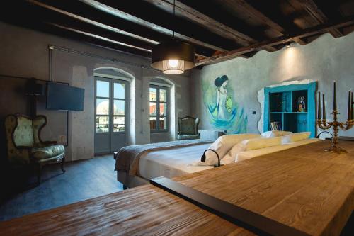 干尼亚Domus Fresco的一间卧室配有一张大床和一张桌子