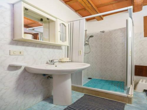 圣维托罗卡波Casa Aloha San Vito Lo Capo的一间带水槽和淋浴的浴室