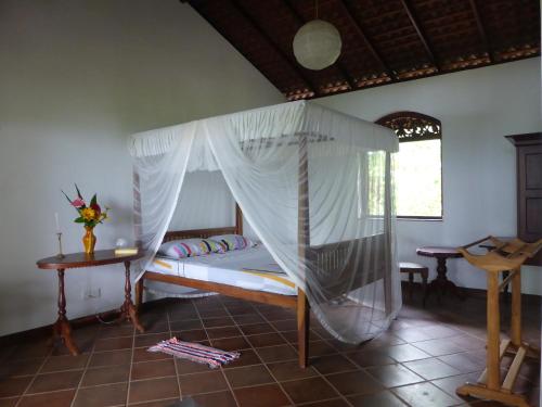 坦加拉Villa Sunrise的一间卧室配有一张带蚊帐的床