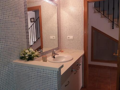 佩尼斯科拉Residencial Estibaliz的一间带水槽和镜子的浴室