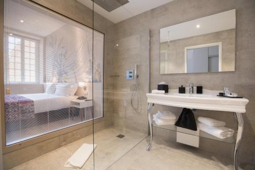 尼斯帕莱萨勒亚精品酒店的带淋浴和盥洗盆的浴室以及1张床。
