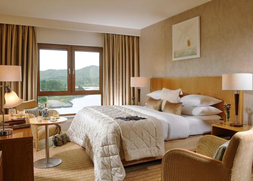 斯尼姆斯尼姆酒店的酒店客房设有一张床和一个大窗户