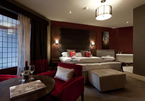 克努斯福德梅尔高尔夫度Spa度假酒店的酒店客房带两张床和一张桌子以及椅子。