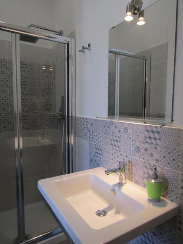拉古萨码头Blu Maris Sicilia Guesthouse的一间带水槽和淋浴的浴室