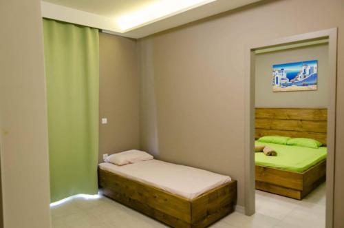 法里拉基Maestro Apartments Faliraki的一间小卧室,配有两张床和镜子