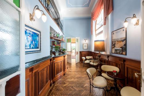 圣贝内代托-德尔特龙托普罗格莱索酒店的餐厅设有酒吧,配有桌椅