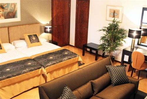 曼塔洪克霍威艺术酒店的酒店客房,配有床和沙发