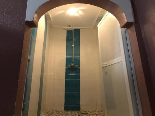 马拉喀什卡斯巴红堡旅舍的带淋浴的浴室和玻璃门