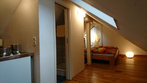 蒙绍Tradition Monschau 5的一间设有走廊、一张床和一盏灯的房间