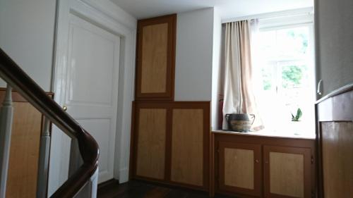 蒙绍Tradition Monschau 5的客房设有窗户和楼梯间