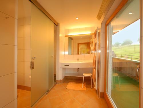 拉姆绍达赫斯坦凯尔胡伯霍夫乡村酒店的一间带水槽和镜子的浴室