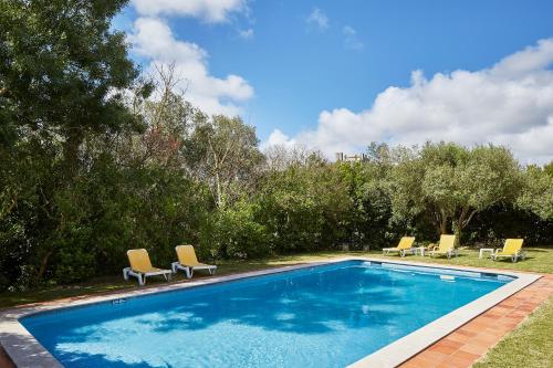 奥比多斯奥比多斯卡萨酒店的游泳池旁设有躺椅