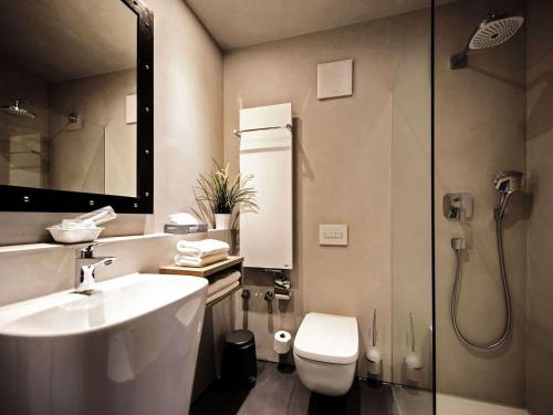 开姆尼茨阿历克斯桑德斯酒店寄宿公寓及餐厅的浴室配有卫生间、盥洗盆和淋浴。