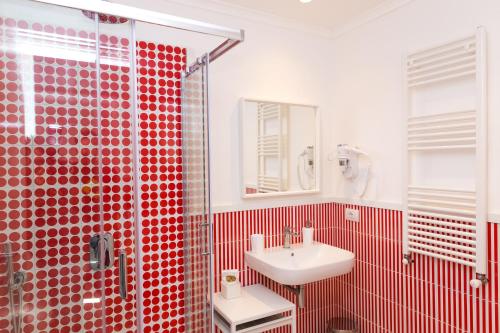 梅塔Maison Ro'的红色的浴室设有水槽和淋浴