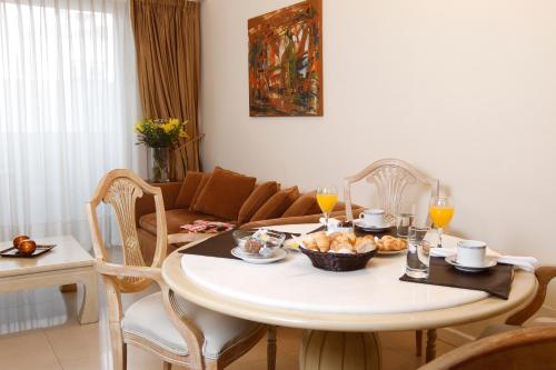 布宜诺斯艾利斯阿尔塔广场卡萨帝公寓的客厅配有桌子和沙发
