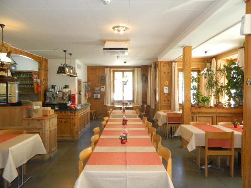 贝尔金普雷达库尔姆酒店的餐厅里一张长桌,配有桌椅