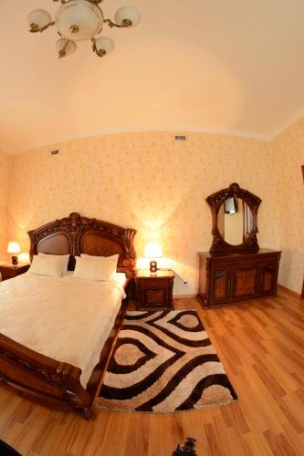QayraqqumBahoriston Hotel的一间卧室配有床、镜子和地毯