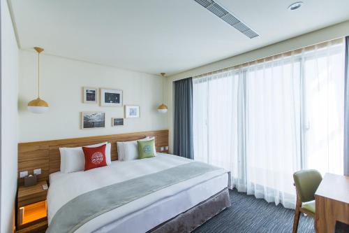 嘉义市天成文旅绘日之丘的一间设有大床和窗户的酒店客房