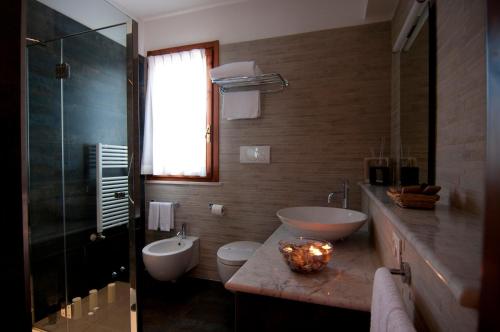 圣焦万尼泰亚蒂诺皇后酒店 的浴室配有2个盥洗盆、卫生间和淋浴。
