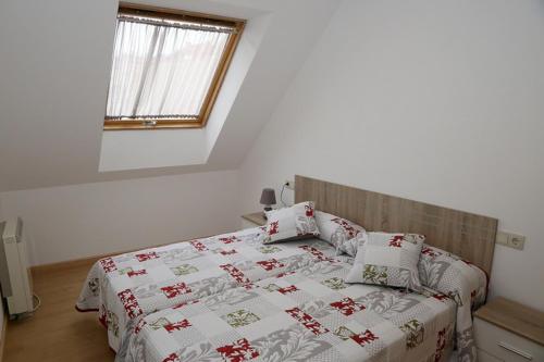 卡尔达斯·德·雷斯Alojamiento Caldas de Reis的一间卧室配有一张带毯子和枕头的床。