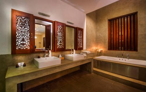 科伦坡Zylan Colombo的浴室设有2个水槽、浴缸和镜子