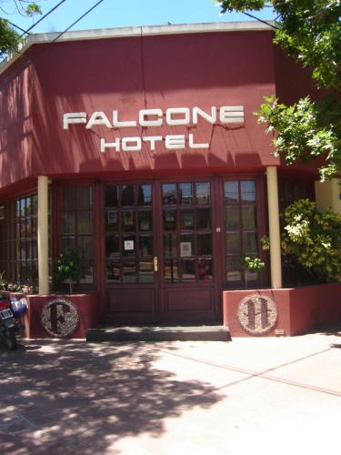 奇维尔科伊Falcone Hotel的一座带有读取falzone酒店标志的建筑