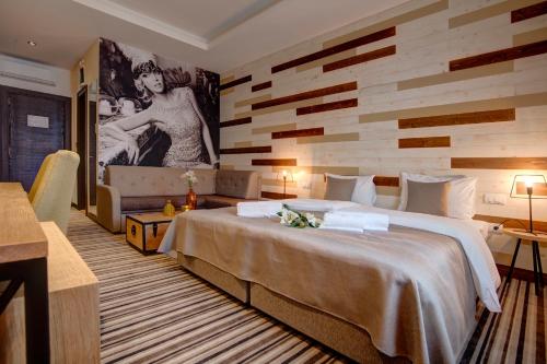 贝尔格莱德扎威萨卡弗利酒店的酒店客房设有一张大床和一面墙