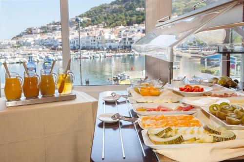 德拉塞尔瓦港Hotel Spa Cap de Creus的含食物的自助餐,享有海港景色
