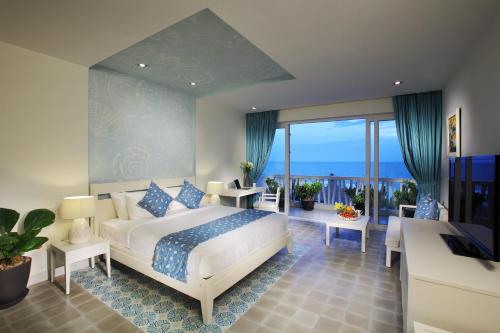 美奈海崖度假酒店的一间卧室配有一张床,享有海景