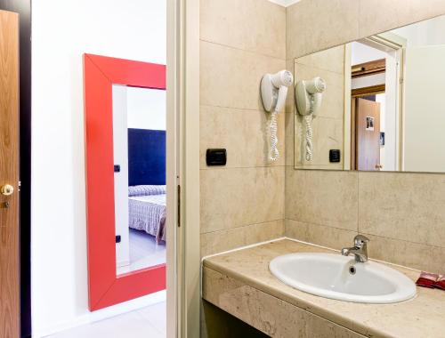 努斯科科卢奇酒店的一间带水槽和镜子的浴室