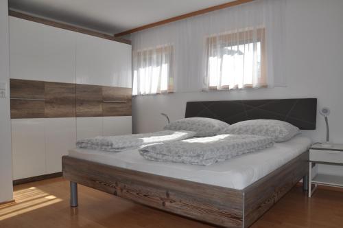 黑马戈尔Haus Assinger的一间卧室配有一张带两个枕头的床