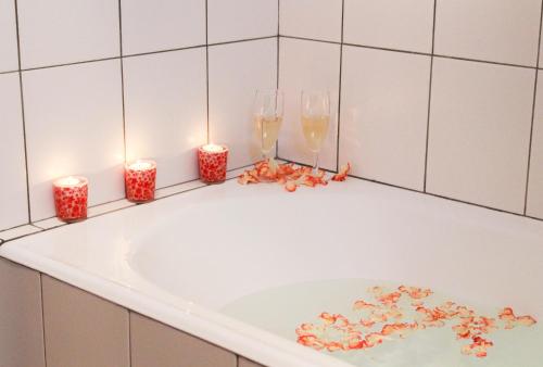 丰沙尔Vista Formosa Funchal的浴缸配有两杯酒和蜡烛