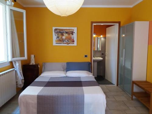 卡尼洛瑞维拉Casa Maria Teresa的黄色间内一间卧室,配有一张床