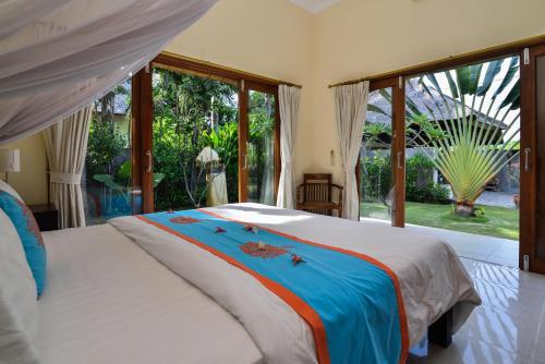 Banjar萨夫兰别墅的一间卧室设有一张床和一个大窗户