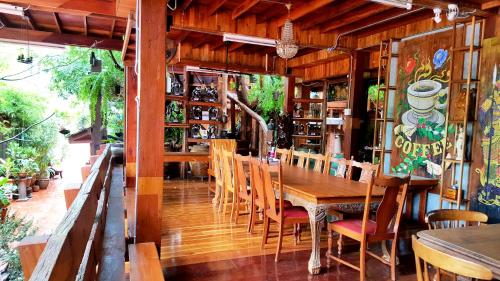 大城卡隆算布​​度假村的一间带木桌和椅子的用餐室