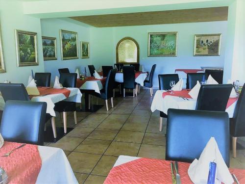 策尔内茨塞尔瓦比萨店酒店的一间在房间内配有桌椅的餐厅