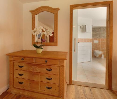 奥博奥多夫欧森维特旅馆的一间带木制梳妆台和镜子的浴室
