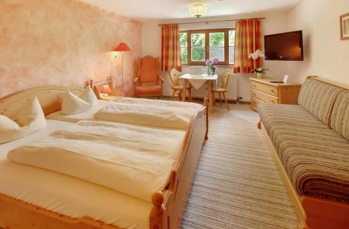 奥博奥多夫欧森维特旅馆的酒店客房设有两张床和一张桌子。