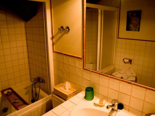 Támara圣伊波利托乡村酒店的一间带水槽和镜子的浴室