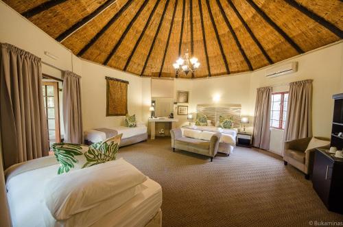 圣卢西亚里迪克里奇酒店的一间带两张床的卧室和大型天花板