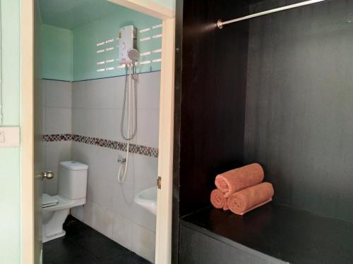 皮皮岛皮皮岛珊瑚湾旅馆的带淋浴的浴室和柜台毛巾