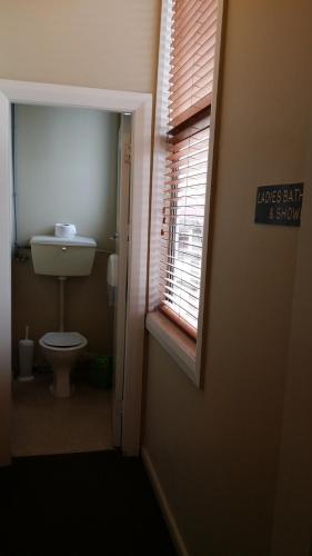 格雷默斯格雷默斯铁路酒店的一间带卫生间和窗户的小浴室