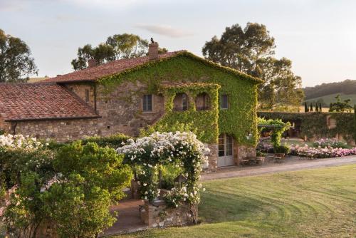 比博纳赫莱兹桑特恩雷那酒店的常春藤覆盖的老房子,花园