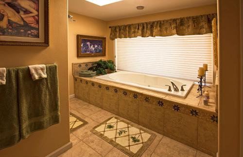 埃迪Rocky Point Ranch的带浴缸和窗户的大浴室