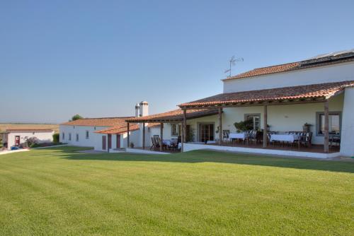 塞尔帕莫雷纳山农场旅游酒店的前面有大草坪的房子