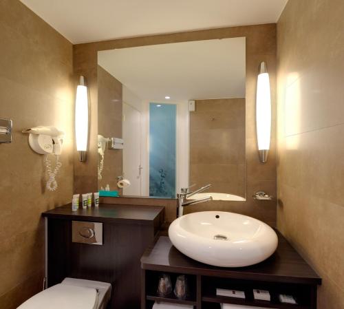 坎佩尔坎佩尔中心美居酒店的一间带水槽和镜子的浴室
