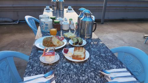 昔卜红龙酒店的一张蓝色桌子,上面放着食物板