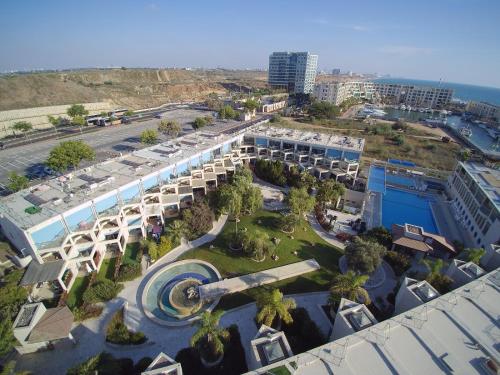 荷兹利亚Israel Marina Village, Garden Vacation Apartment的城市空中景观和建筑