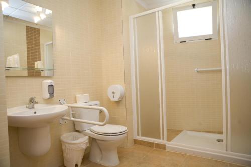 奇尔切斯卡萨帕科旅馆的浴室配有卫生间、盥洗盆和淋浴。