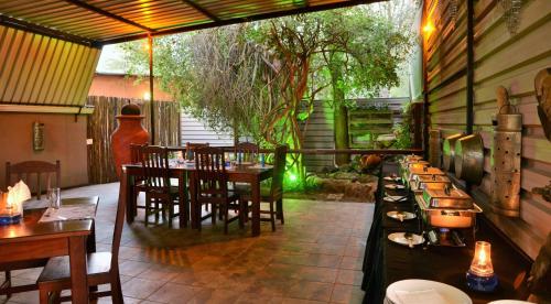 Thebe River Safaris餐厅或其他用餐的地方